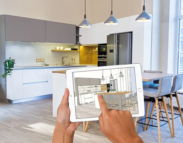 Tablet mit 3D-Küchenplan wird in moderner Wohnküche verwendet, um Einrichtung virtuell zu gestalten und verschiedene Küchendesigns direkt im Raum zu visualisieren.